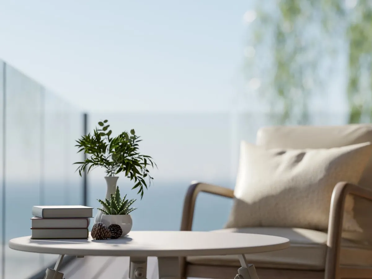 Frameless γυάλινο στηθαίο σε μπαλκόνι με θέα θάλασσα
